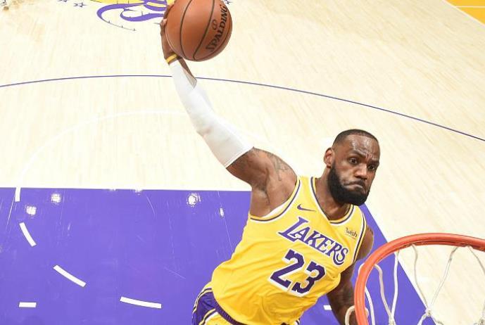  库里三分雨浇灭湖人反扑勇士稳固西部榜首